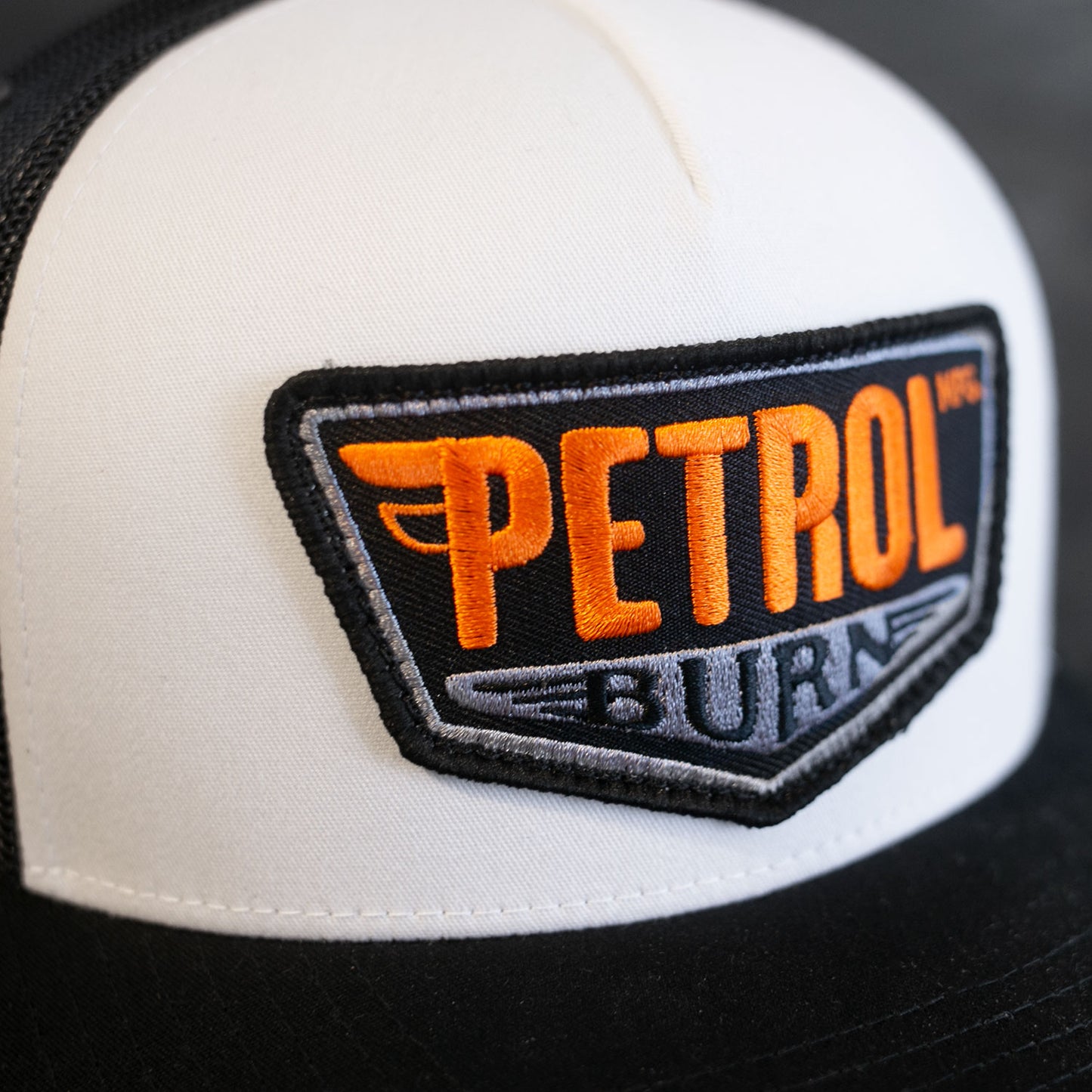 Petrolina Curved Bill Black/White